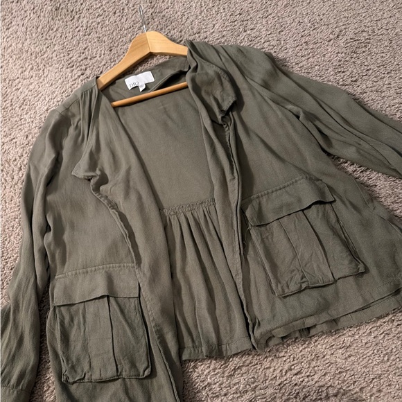 DR2 Women's Light Weight Jacket in Olive Green with Ruffle Back - Picture 6 of 8